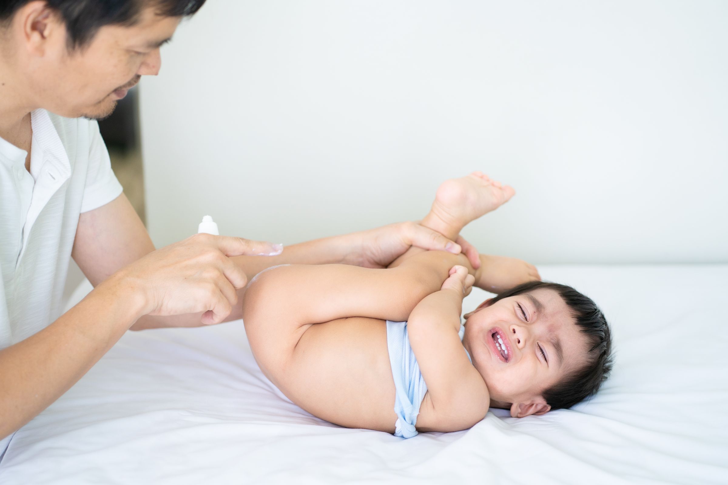 Bleieutslett beskyttende krem er for babyer, nyfødte, og eldre som har bleieutslett problem, og BIOCROWN kan OEM/ODM den flytende Baby Powder for deg som inkluderer sinkoksid ingrediensene.